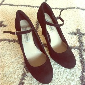 CLASSIC BLACK STEVE MADDEN HEELS 4.25 in